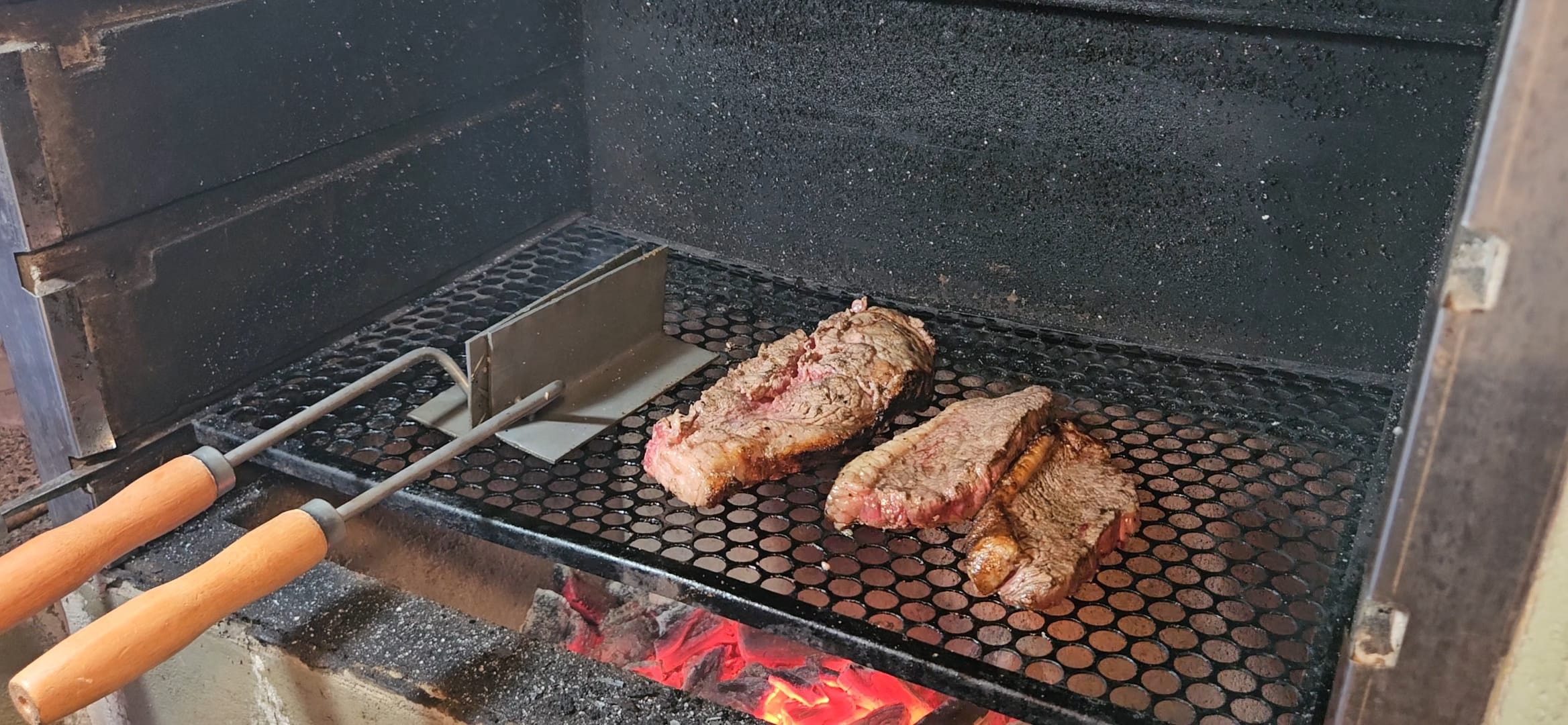 Deitando a carne para finalizar o ponto